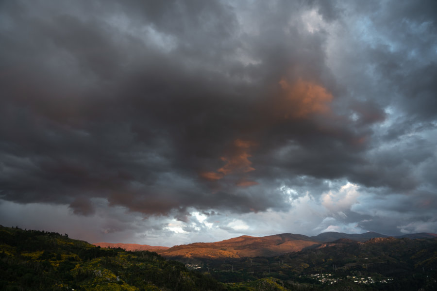 Coucher de soleil sur la montagne à Soajo, Peneda Geres