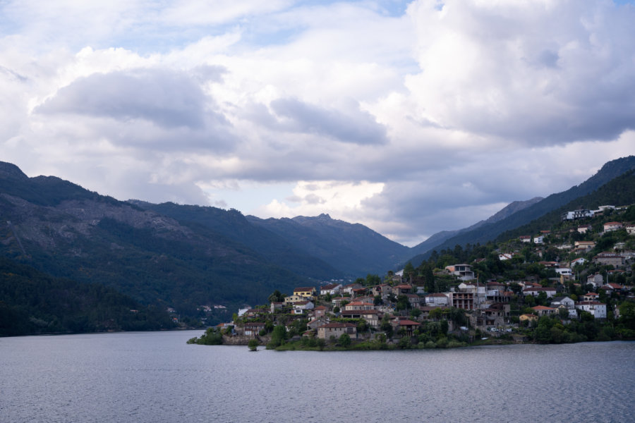 Ville de Geres près du lac, Peneda Geres