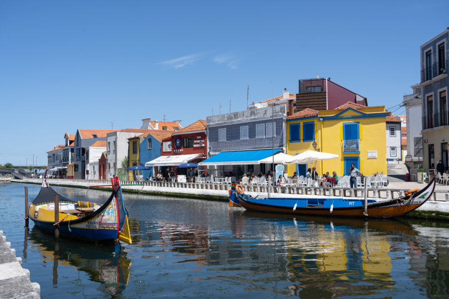 Ville d'Aveiro, gondoles et fleuve