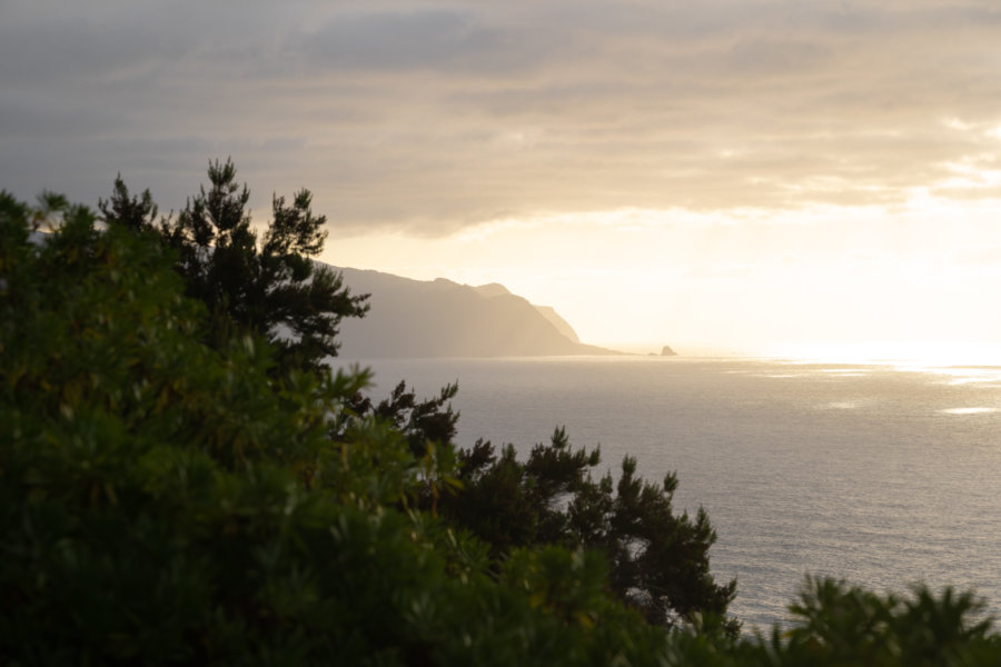 Coucher de soleil sur la côte nord de Madère, à Arco Sao Jorge