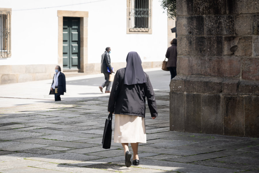 Religieuse dans la ville de Braga au nord du Portugal