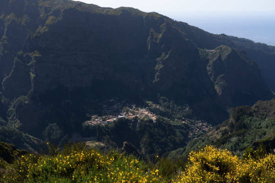 Vue sur la vallée Curral das Freiras depuis le Pico Grande