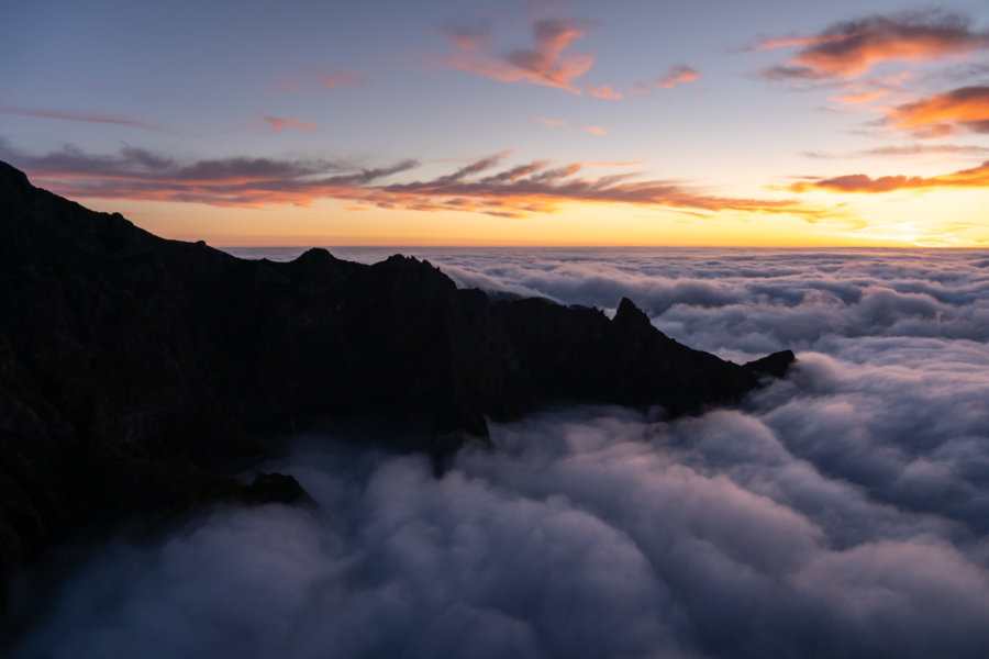 Lever de soleil au-dessus des nuages au Pico Arieiro à Madère