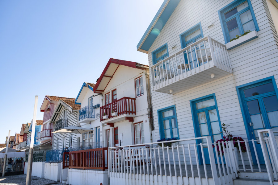 Maisons colorées de Costa Nova au nord du Portugal