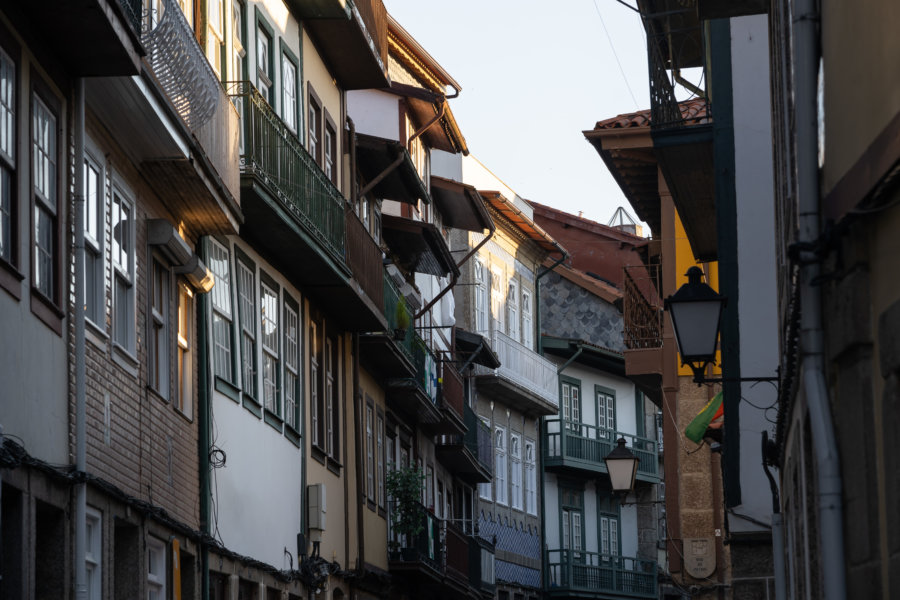 Maisons en bois à Guimaraes au nord du Portugal