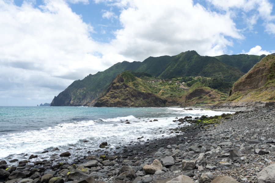 Plage de Porto da Cruz au nord de Madère