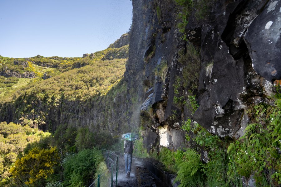 Randonnée sous la cascade à Bica da Cana