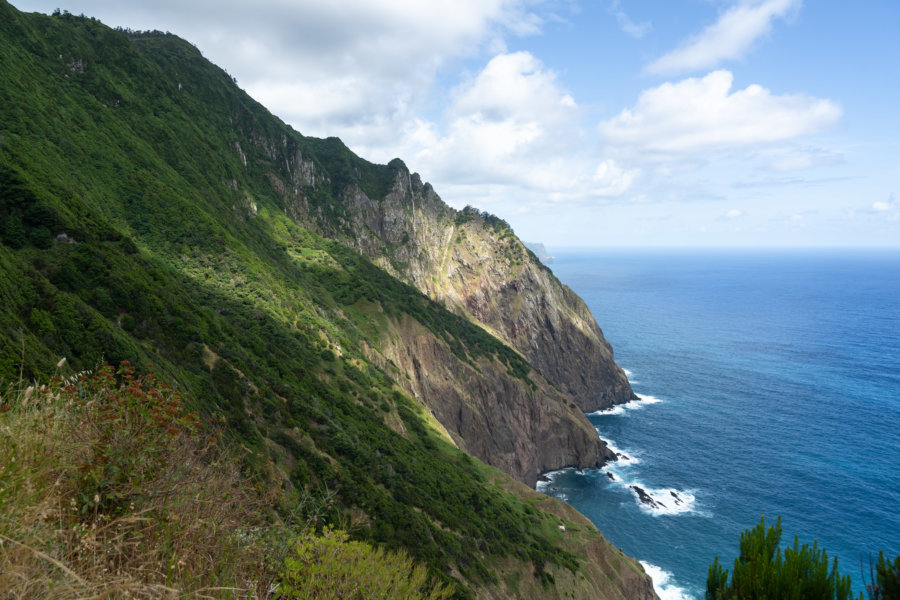 Randonnée sur la côte nord de Madère entre Machico et Porto da Cruz à Madère