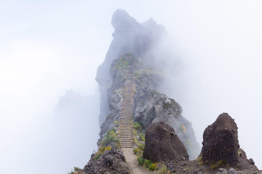 Randonnée dans les nuages sur le Pico Arieiro à Madère