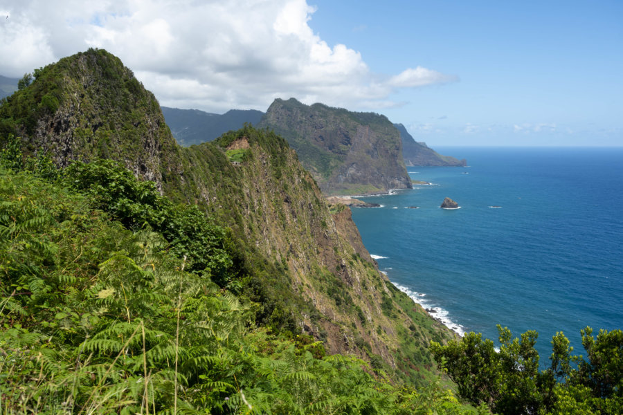 Randonnée dans la montagne près de Porto da Cruz à Madère