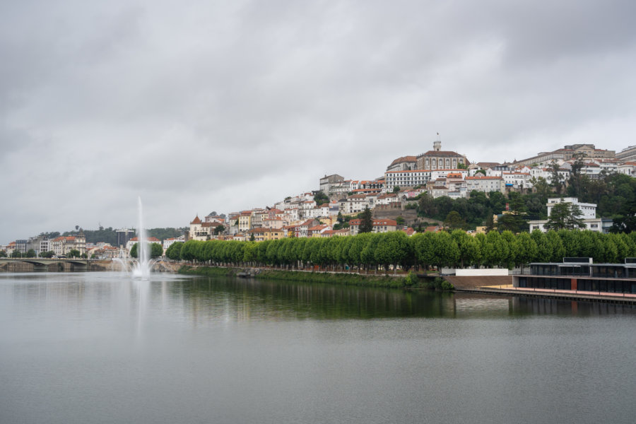 Vue panoramique sur Coimbra depuis le pont