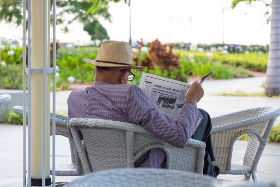 Café du matin avec journal à Funchal