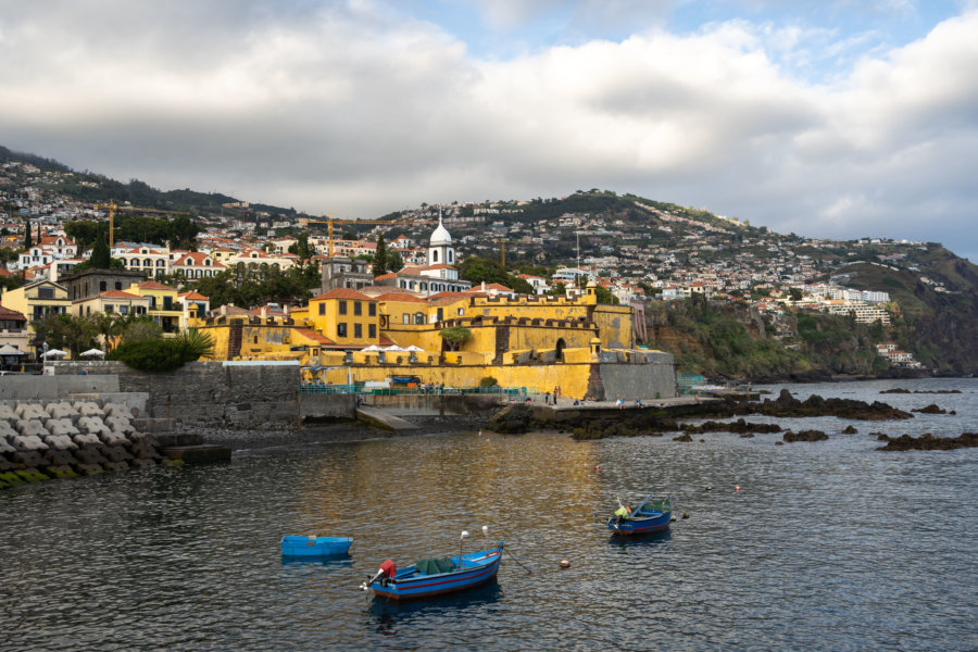 Vue sur Funchal et le fort de Sao Tiago
