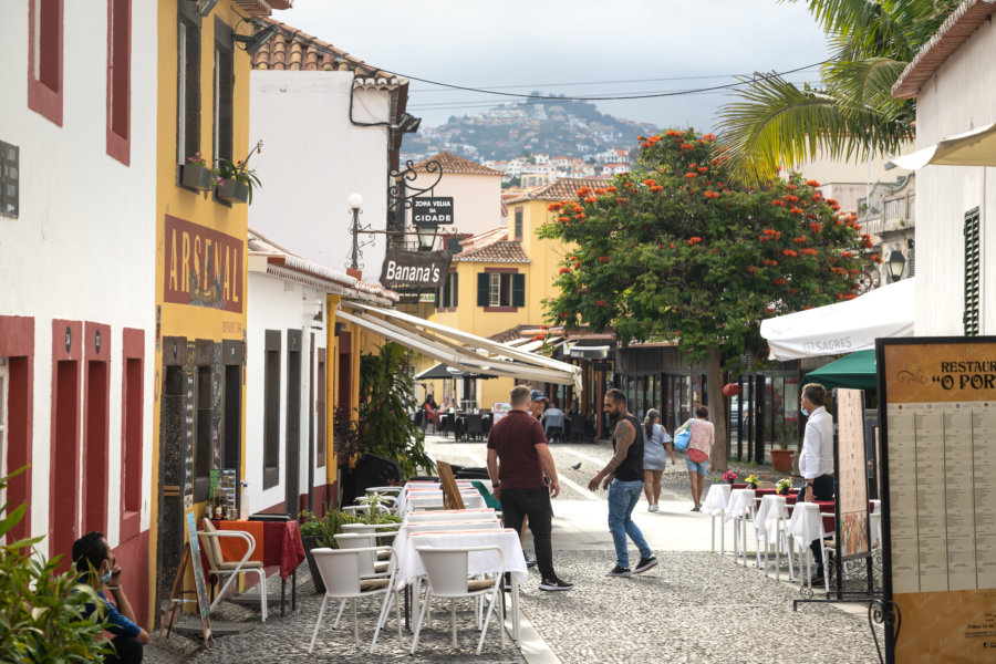 Rue piétonne dans la vieille ville de Funchal