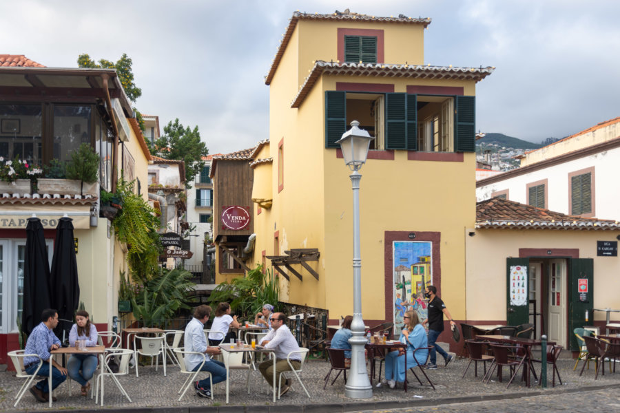 Terrasses de bar dans le centre historique de Funchal