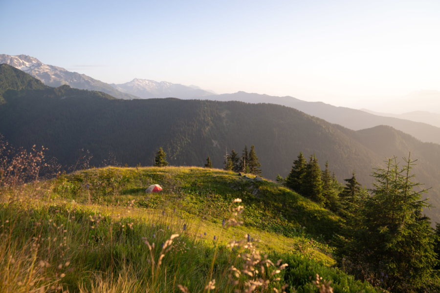 Bivouac à la montagne un soir d'été