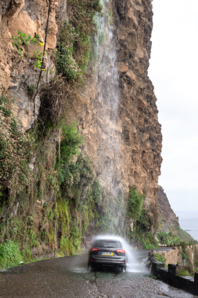 Cascade sur la route entre Madalena do Mar et Ponta do Sol