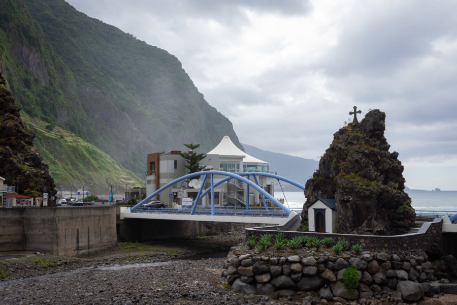 Chapelle dans la roche et pont à Sao Vicente, Madère