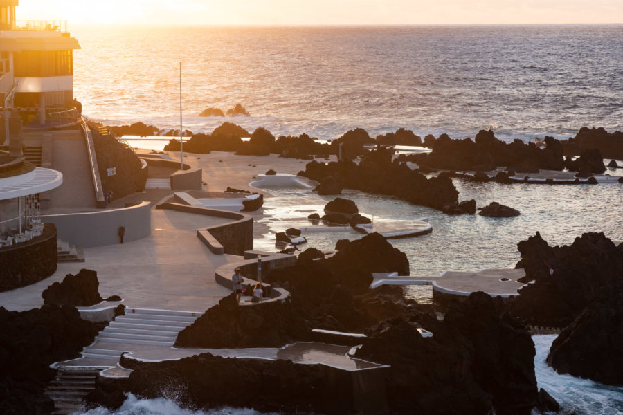 Coucher de soleil sur la piscine naturelle de Porto Moniz à Madère