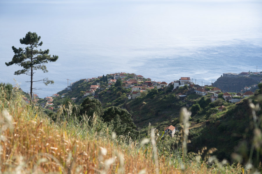 Collines et océan au sud-ouest de Madère