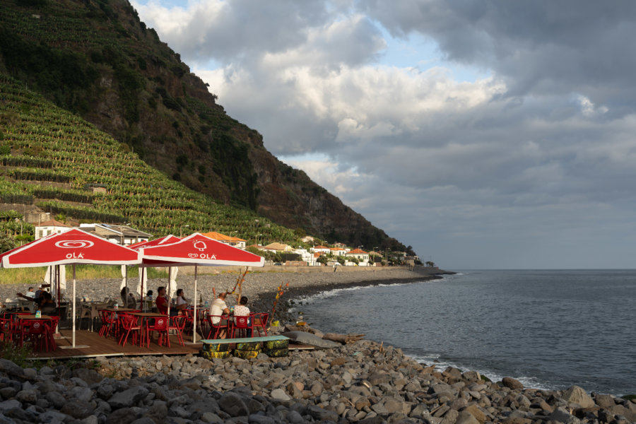 Bar sur la plage à Madalena do Mar