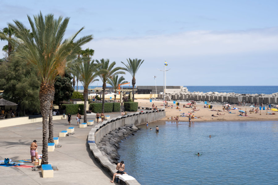 Plage de sable à Calheta, Madère