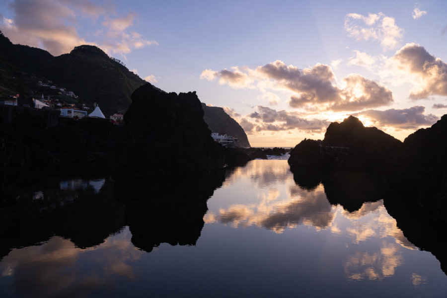 Coucher de soleil sur les piscines naturelles de Porto Moniz