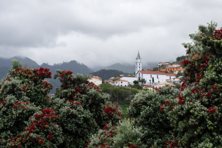 Vue sur le village de Faial depuis le mirador de Guindaste