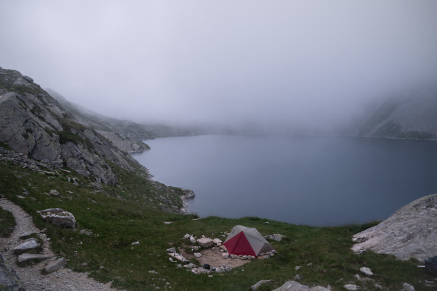 Bivouac aux lacs des 7 laux, tente dans les nuages