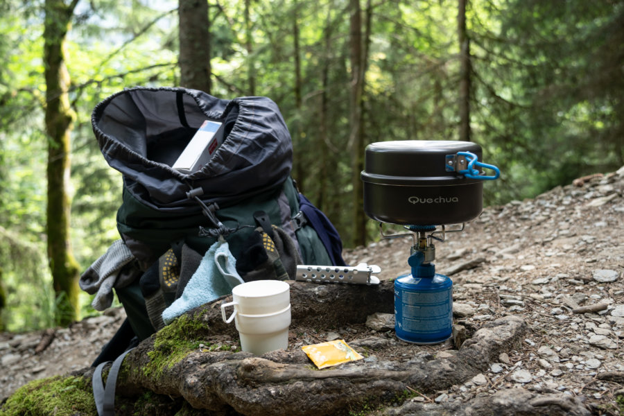 Pause thé en randonnée, réchaud et sac à dos