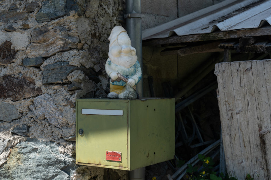 Nain de jardin sur une boîte aux lettres