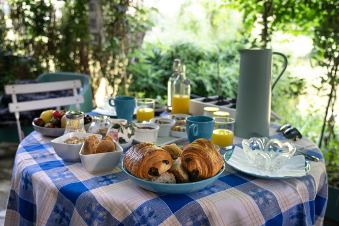 Petit déjeuner sur la terrasse à Saint-Antonin-Noble-Val