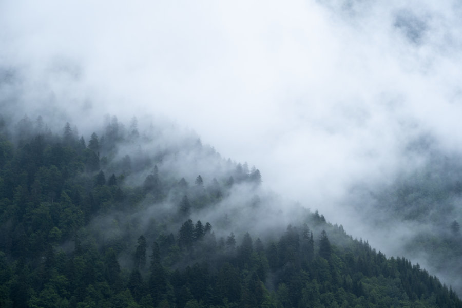 Montagne sous les nuages