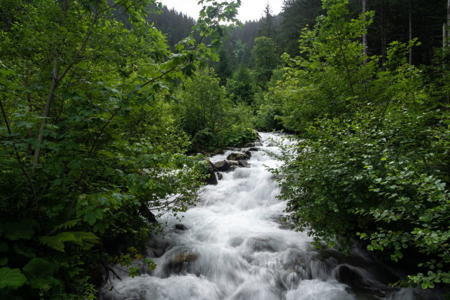 Randonnée vers les Sept Laux, près d'une cascade