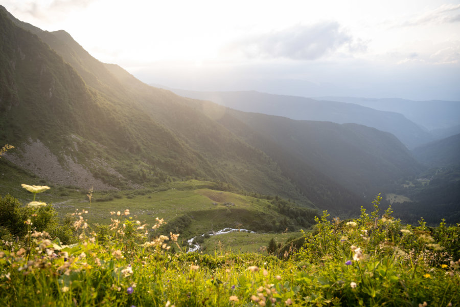 Coucher de soleil à la montagne l'été dans les Alpes