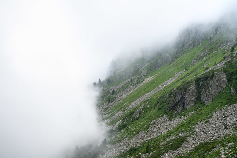 Randonnée sur le GR 738, brouillard sur la montagne