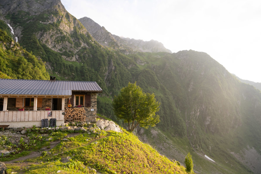 Refuge de l'oule au coucher du soleil, trek sur le gr738, Belledonne