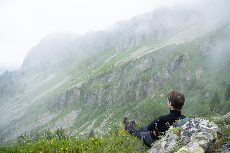 Repos du randonneur, avec vue sur la montagne