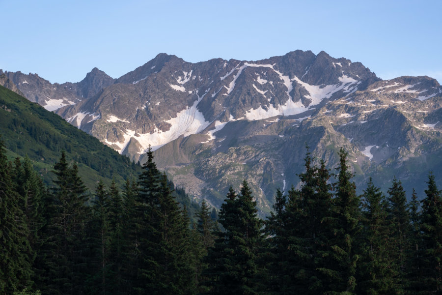 Sommets avec nevés, trek sur le Massif de Belledonne