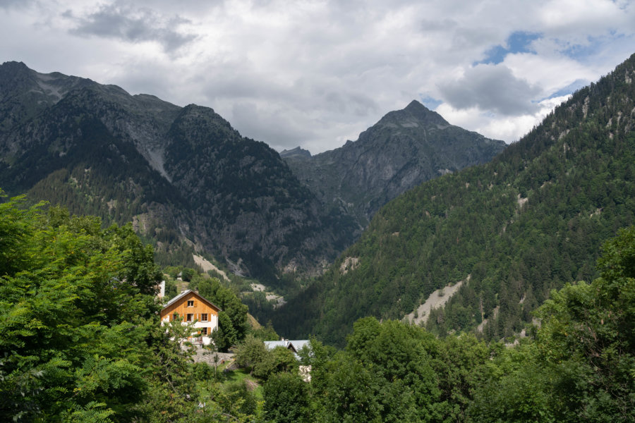 Village du Rivier d'Allemont, la montagne l'été