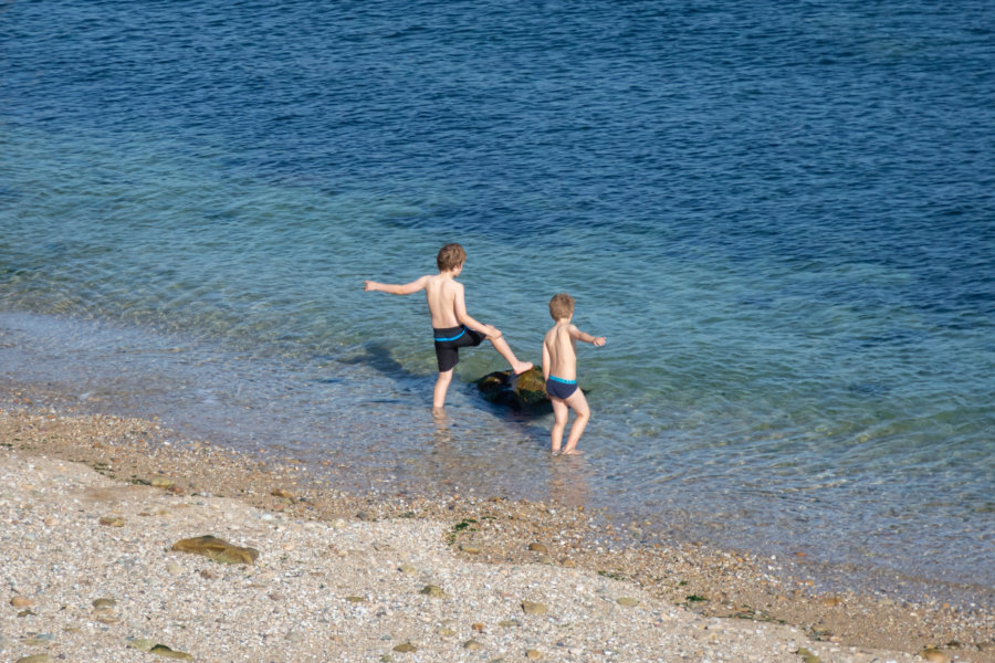 Enfants qui se baignent à Port Racine, Manche