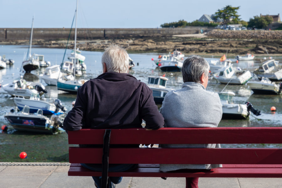 Banc avec vue sur le port de Barfleur