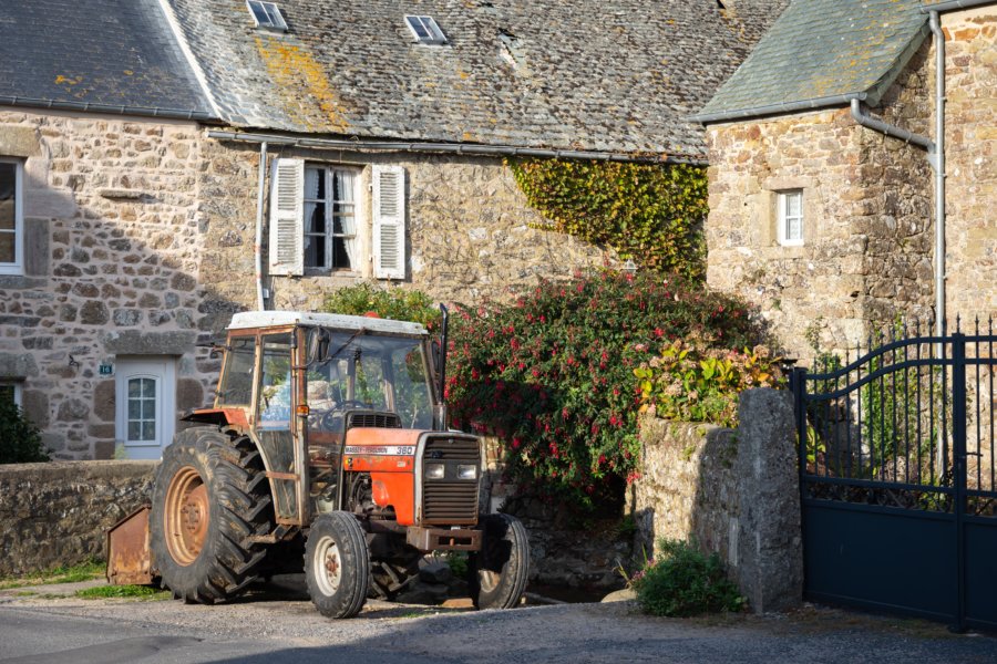 Tracteur et maison en pierre au Cap de la Hague