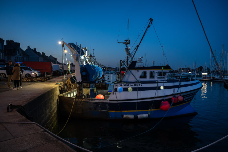 Bâteau de pêche, la nuit à Saint-Vaast-la-Hougue