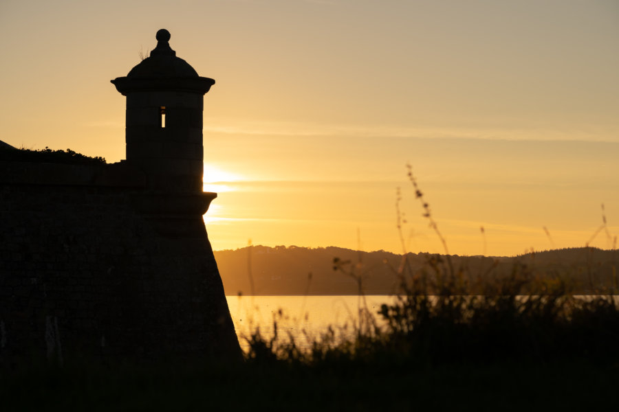 Tour Vauban de Saint-Vaast-la-Hougue au coucher du soleil