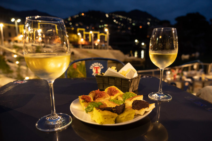 Aperitivo italien avec vin blanc et focaccia