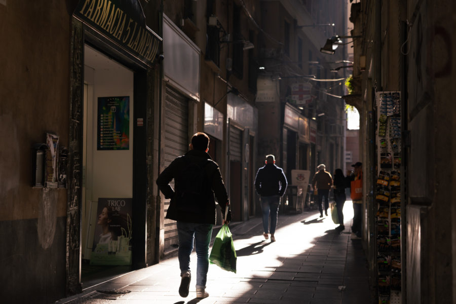 Ville de Gênes et ombres dans les caruggi