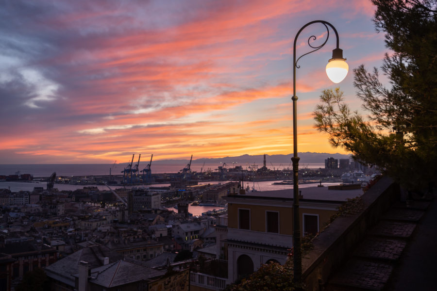 Coucher de soleil sur le port de Gênes depuis Castelletto