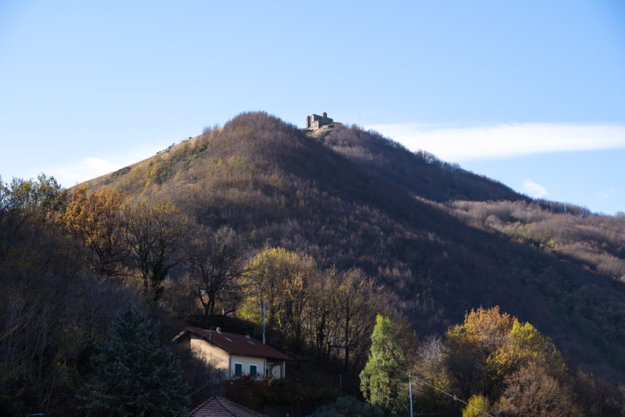 Randonnée près des forts sur les collines de Gênes à l'automne