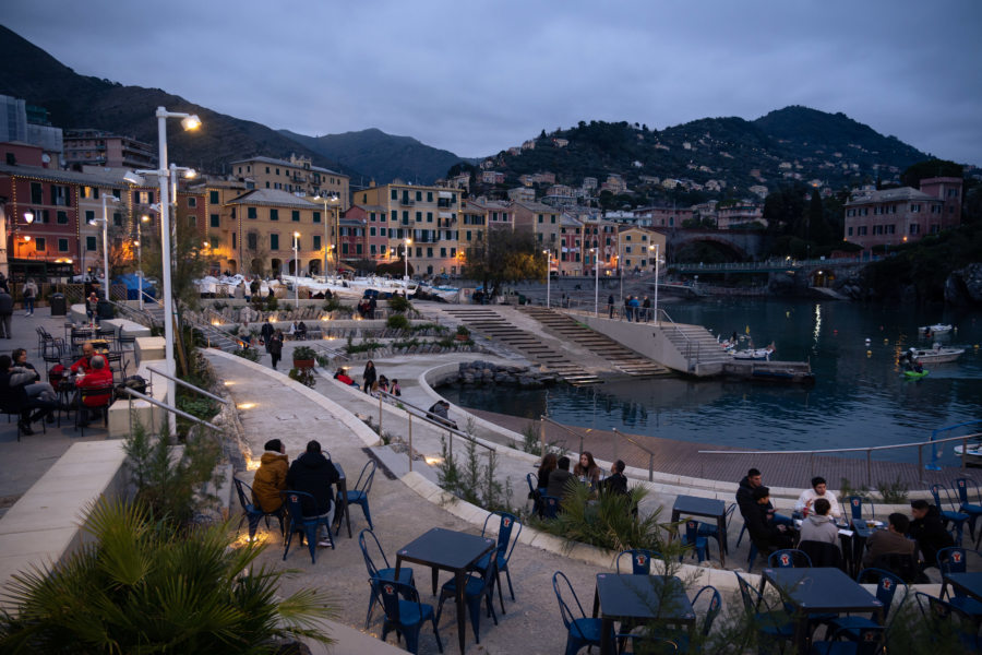 Aperitivo sur le petit port de Nervi près de Gênes